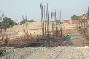 दमकमा निर्माणाधिन राष्ट्रिय गौरवका आयोजनाहरूको स्थलगत अवलोकन गर्दै मन्त्री श्रेष्ठ