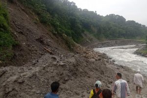 इन्द्रावती ड्याम छेउमा निरन्तर पहिरो