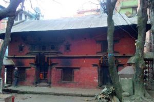 पाटनको प्राचीन अग्निशालामा तामाको छानो हालियो