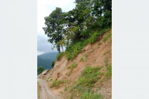 हेलम्बु राजमार्ग अवरुद्ध