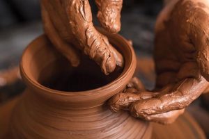 सुनसरीका कुम्भकार समुदाय माटाका भाँडा बनाउन व्यस्त