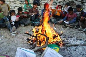 चिसो बढेपछि विद्यालयमा आगो ताप्दै पढ्छन् विद्यार्थी