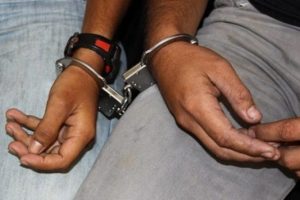चोरीका सामग्रीसहित दुई पक्राउ