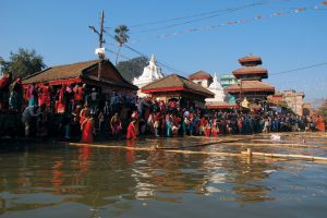मकर मेला स्नानमा बढ्न थाल्यो दर्शनार्थीको घुइँचो