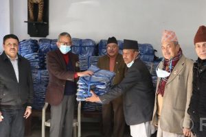 दोलखाका आठ विद्यालयलाई एक्काइस सय झोला सहयोग