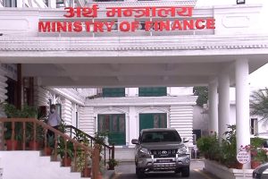 कर्मचारीलाई तलब खुवाउन  सकस