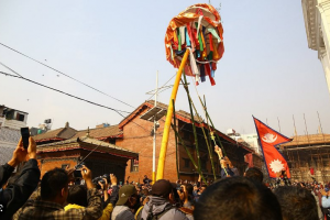 काठमाडौंको बसन्तपुरमा चीर ठड्याएर होली पर्वको सुरुवात
