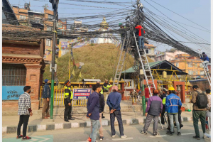 ललितपुर महानगरले अव्यवस्थित रूपमा जथाभावी टाँगिएका तार हटाउँदै