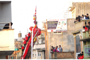 महिलाले तानेर इटिटोल पुर्‍याए मच्छिन्द्रनाथको रथ