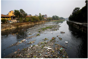 गर्मी बढेसँगै वाग्मतीको दुर्गन्ध बढ्यो  वरपरको बस्ति प्रभावित