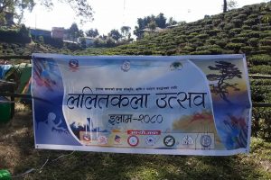 विद्यार्थीलाई चित्रकला सिकाउन इलाममा ललितकला उत्सव