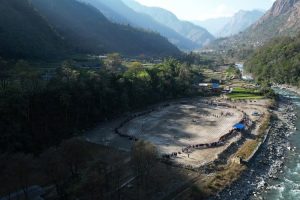 झाडीले भरिएको बगर बन्यो खेलमैदान