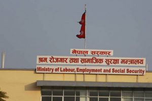 सरकारले गर्याे खाडी मुलुक जाने श्रमिकका लागि श्रम स्वीकृति स्थगित