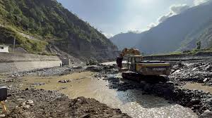 अविरल वर्षाले बीपी राजमार्ग पुनः अवरुद्ध