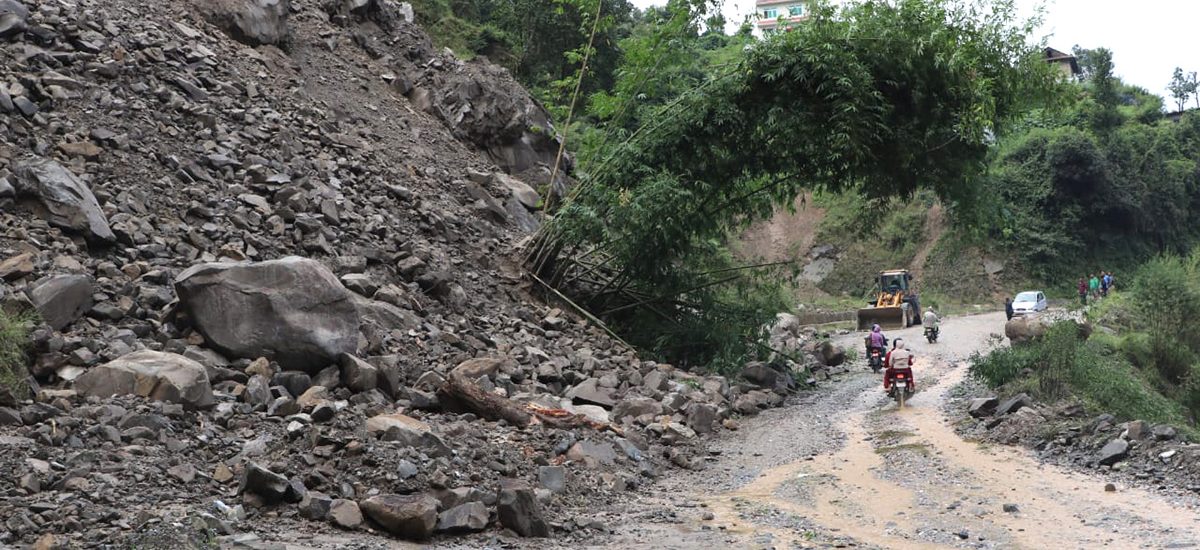 पहिरोले कान्तिराजपथ पूर्ण रूपमा अवरुद्ध, हेटौँडा–काठमाडौं आवागमन प्रभावित