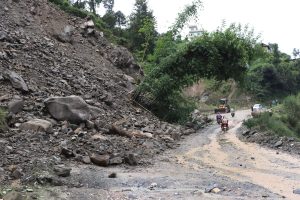 पहिरोले कान्तिराजपथ पूर्ण रूपमा अवरुद्ध, हेटौँडा–काठमाडौं आवागमन प्रभावित
