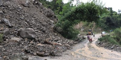 पहिरोले कान्तिराजपथ पूर्ण रूपमा अवरुद्ध, हेटौँडा–काठमाडौं आवागमन प्रभावित