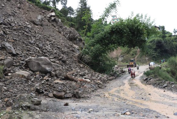 पहिरोले कान्तिराजपथ पूर्ण रूपमा अवरुद्ध, हेटौँडा–काठमाडौं आवागमन प्रभावित