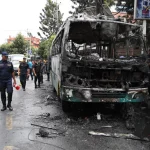 त्रिपुरेश्वरमा गुडिरहेको बसमा आगलागी, चालक घाइते