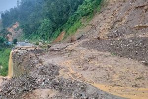 बाढी–पहिरोले बागमती र कोशीका सडकमा यातायात प्रभावित