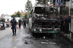 त्रिपुरेश्वरमा गुडिरहेको बसमा आगलागी, चालक घाइते