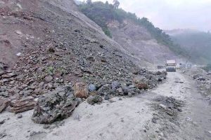 अविरल वर्षाले प्रमुख राजमार्ग प्रभावित, पृथ्वी राजमार्ग पूर्ण अवरुद्ध