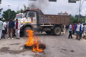 चुनढुंगा ढुवानी विवाद चर्कियो, कटारीमा टिपर तेर्स्याएर प्रदर्शन