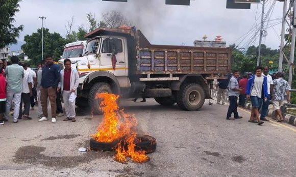 चुनढुंगा ढुवानी विवाद चर्कियो, कटारीमा टिपर तेर्स्याएर प्रदर्शन