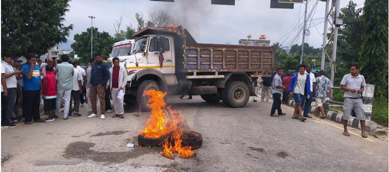 चुनढुंगा ढुवानी विवाद चर्कियो, कटारीमा टिपर तेर्स्याएर प्रदर्शन